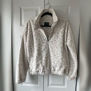A&F Polar Fleece Half-Zip Sweatshirt white leopard